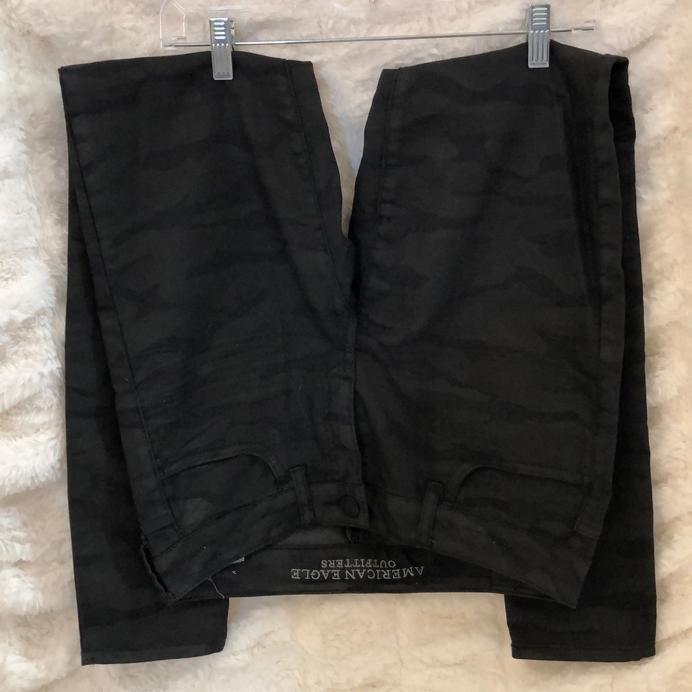 NEVER WORN AMERICAN EAGLE SUBTLE CAMO JEANS